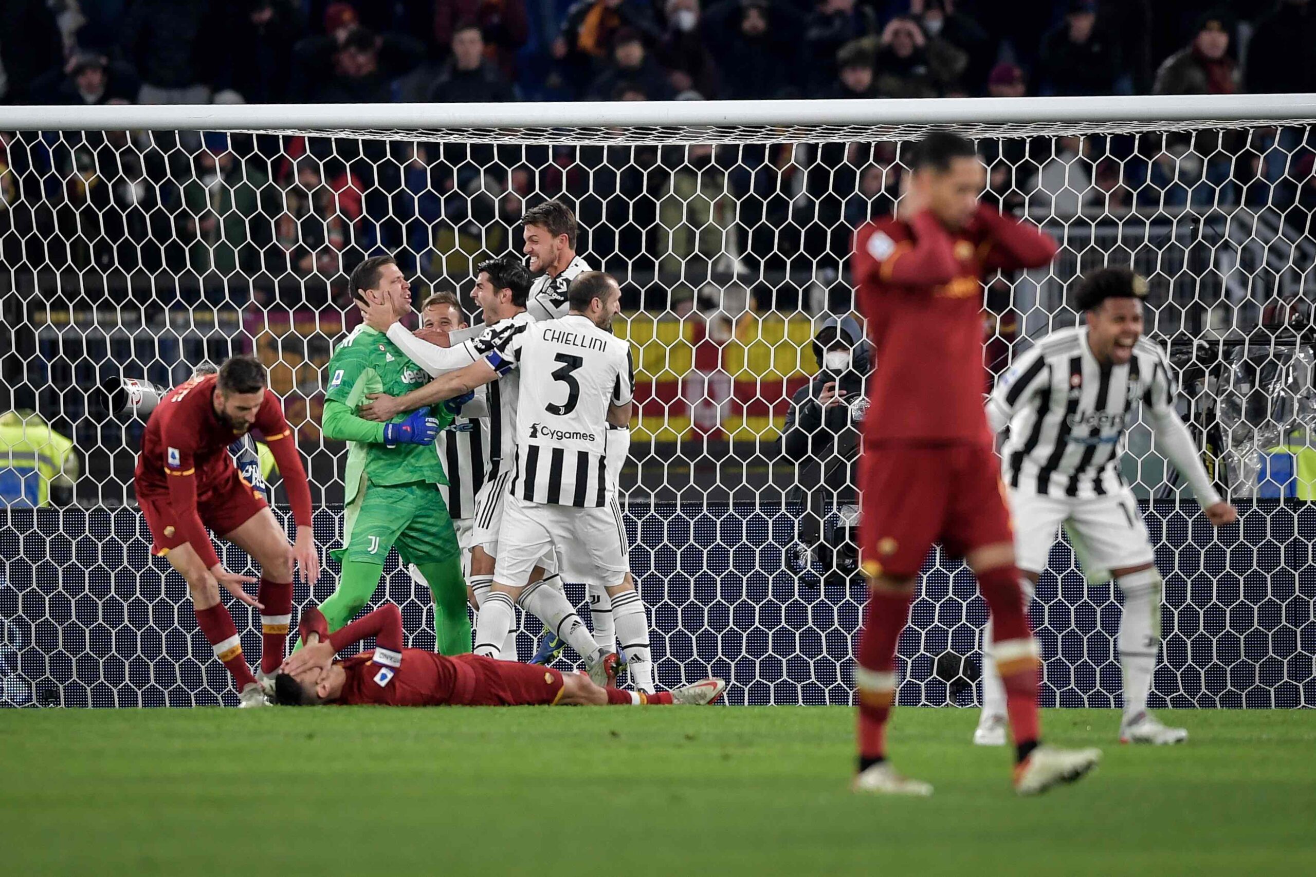 Serie A: Roma 3-4 Juventus; Seven goals, red card and a penalty miss as Juventus pull off an epic comeback against Jose Mourinho’s Roma