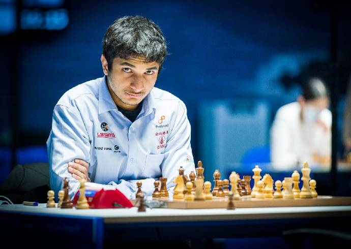 Tata Steel Chess 2022: Magnus Carlsen beats Anish Giri to score a full  point. 