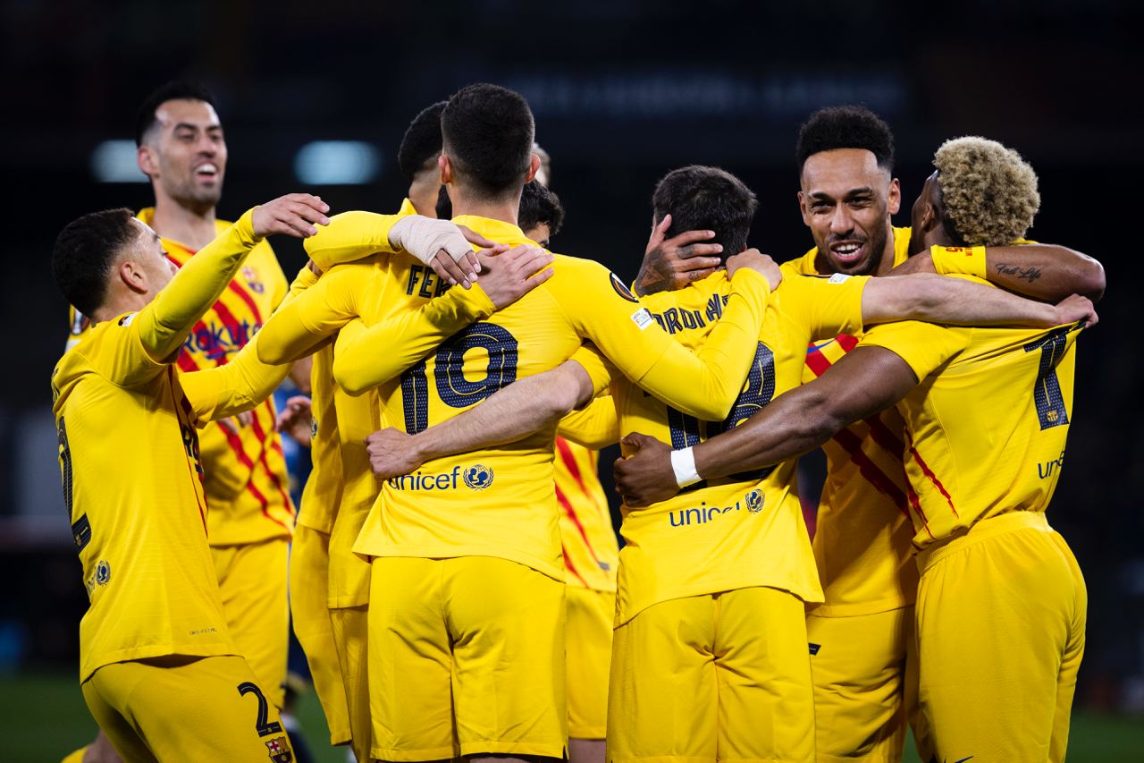 Napoli 2-4 Barcelona: Barcelona ease past Napoli 3-5 on Aggregate to enter the Round of 16 in the Europa League; Aubameyang, De Jong, Pique and Alba get on the scoresheet