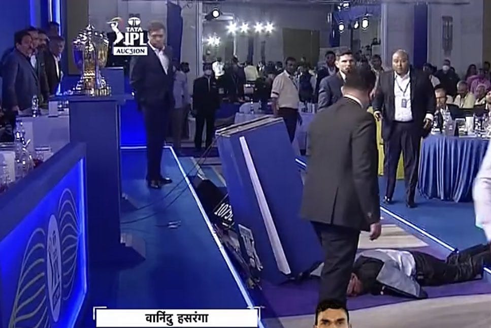 IPL 2022 Auction Live: Auctioneer Hugh Edmeades suffers scary fall during LIVE AUCTION, suspected cardiac arrest - Follow Live Updates