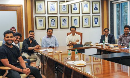 Ganguly oversteps crease and rules to sit in selection meetings