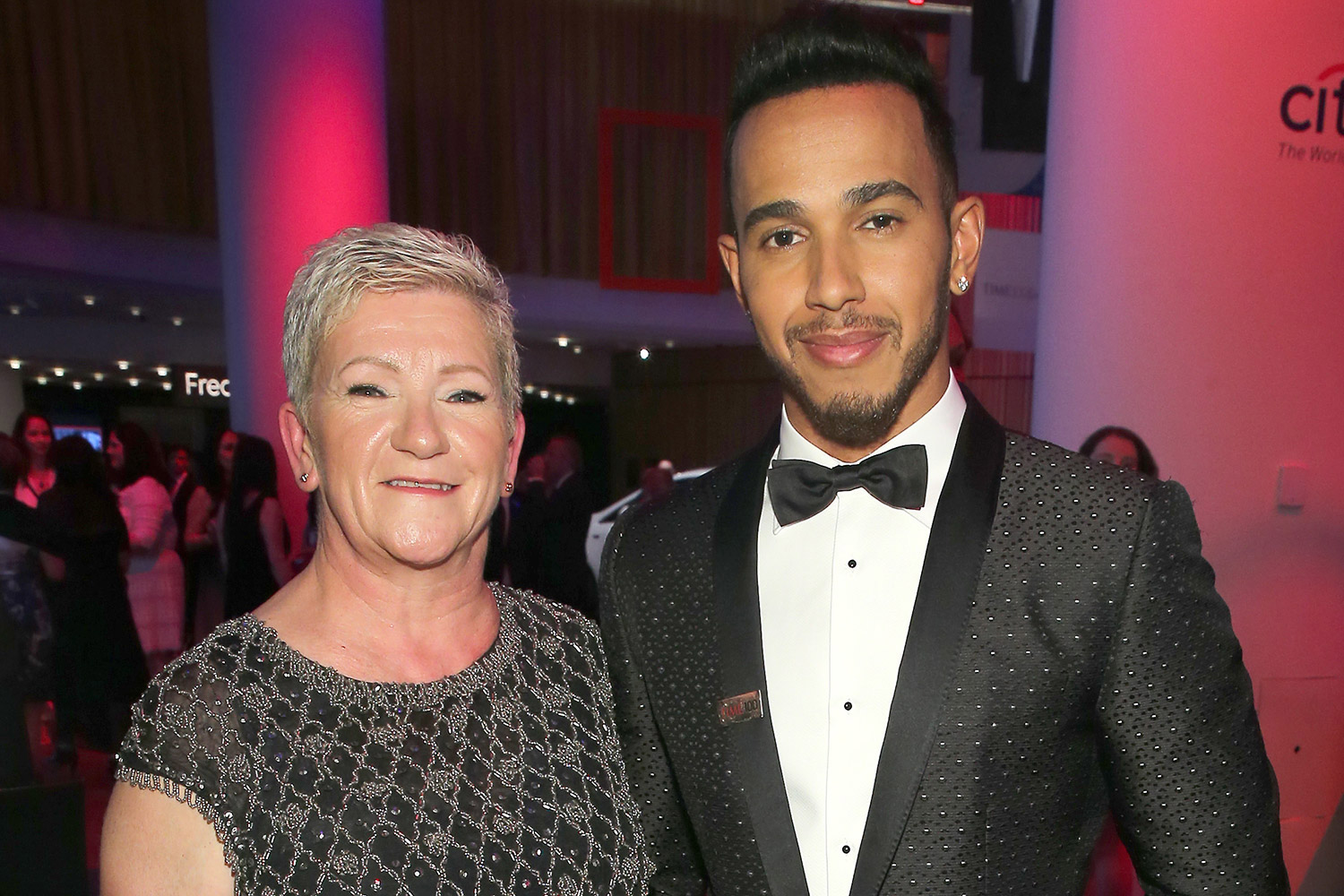 Formula 1 Hamilton will change his name to honor his mother