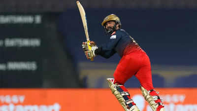 IPL 2022: Dinesh Karthik outsmarting bowlers due to clarity of thoughts, says Shastri