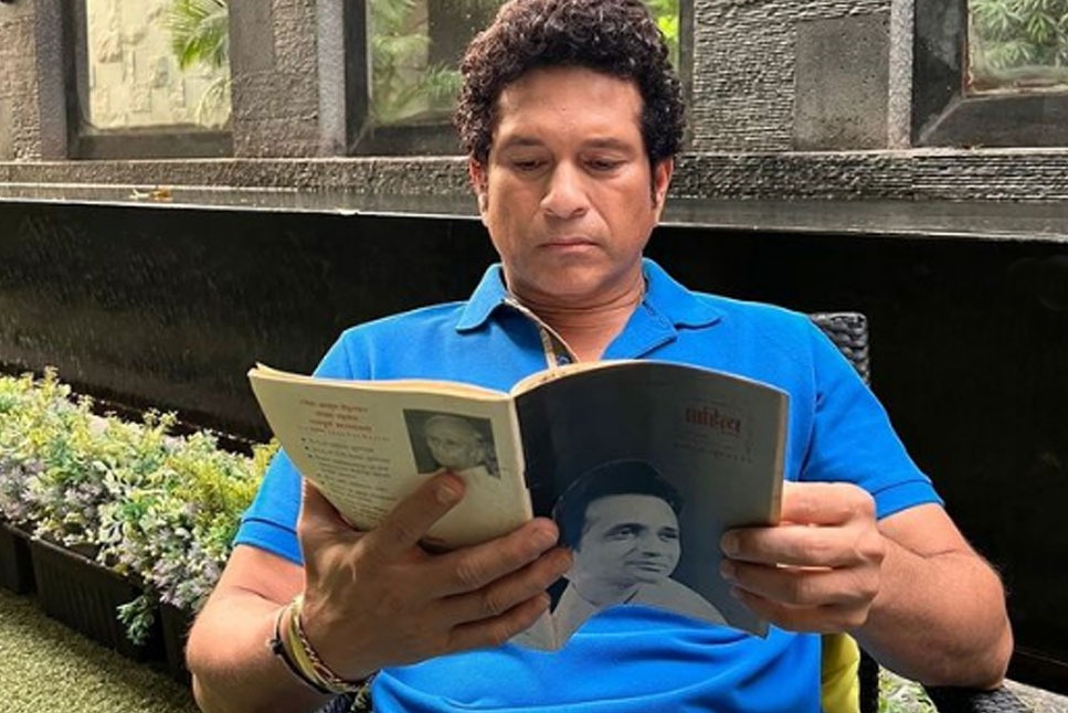 World Book Day: Sachin Tendulkar remembers late father Ramesh Tendulkar on World Book Day, reads his book 'Sahitya' - Watch video - Follow IPL 2022 Live