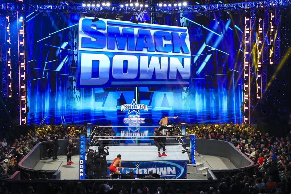 WWE SmackDown: WWE Superstar Suffers Neck Injury on SmackDown, Gets Stretched Out from the Ring