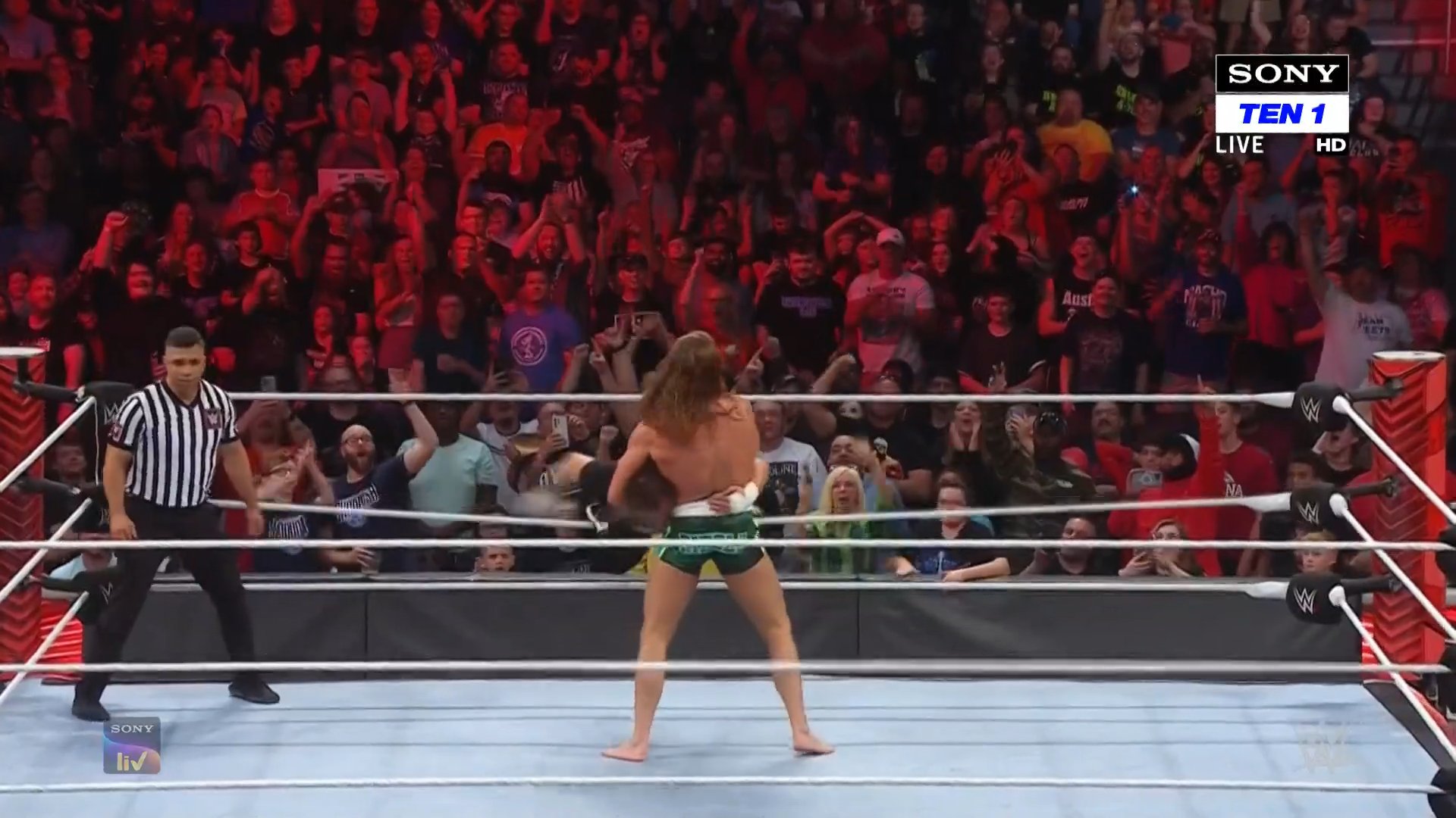 Seth Rollins attaque Cody Rhodes et le blesse au genou