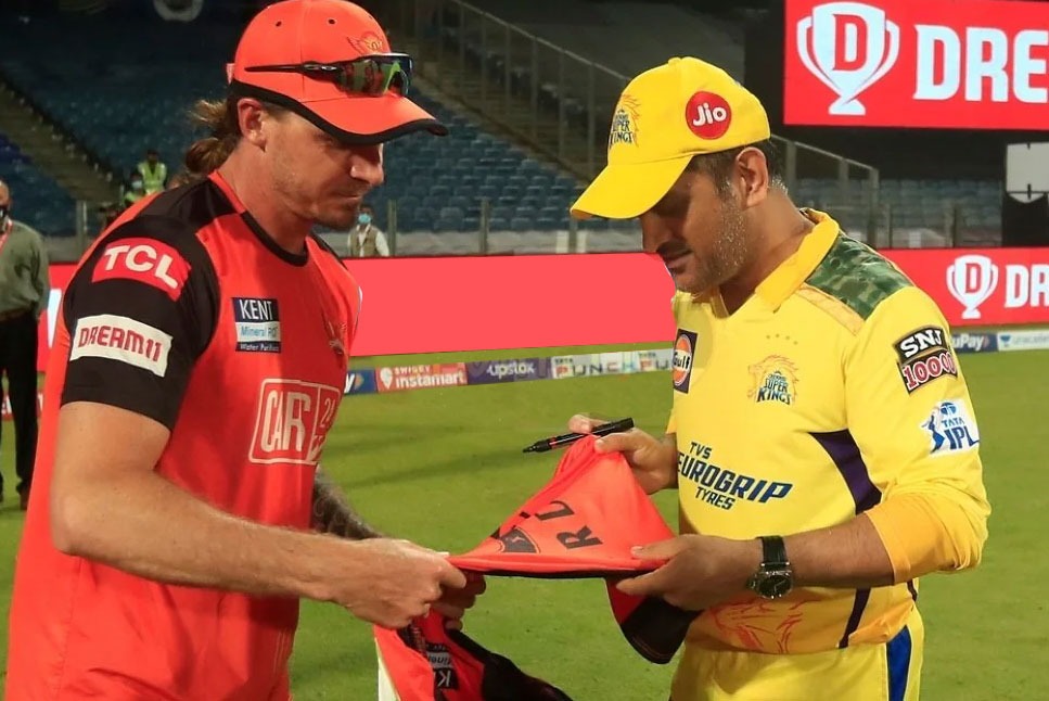 IPL 2022: Umran Malik’s GURU Dale Steyn bowls out everyone, requests MS Dhoni for autograph on SRH jersey- See Pic
