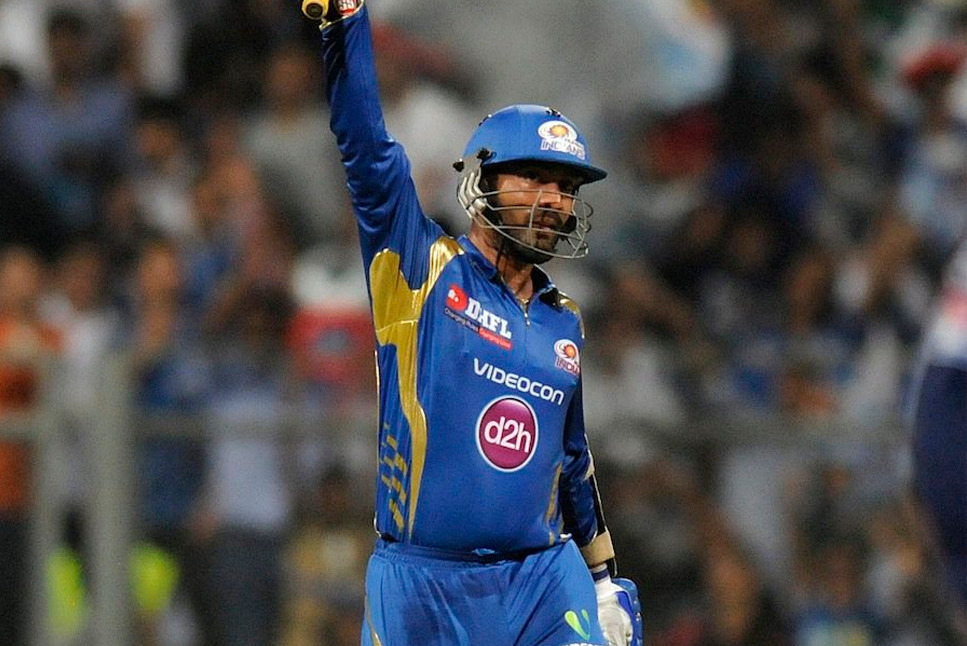 IPL 2022: After Virat Kohli, Faf du Plessis, Dinesh Karthik pledges support to Rohit Sharma and Co with playoff hopes in balance, shares throwback picture in MI jersey - Check out