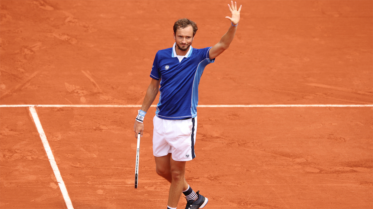 French Open LIVE: Daniil Medvedev defeats Miomir Kecmanovic in straight sets to advance to fourth round of French Open 2022