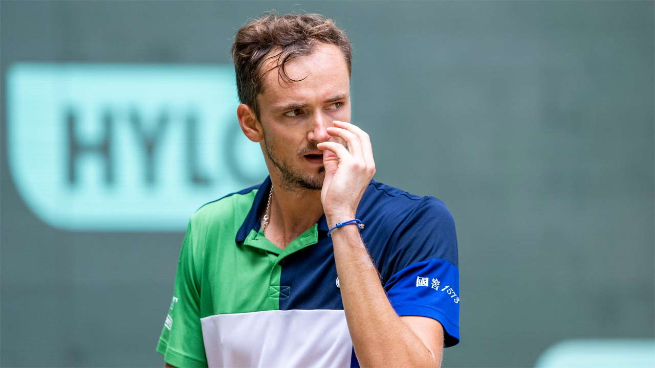 Halle Open Final: Daniil Medvedev loses COOL during FINAL loss to Hubert Hurkacz, FUMES at coach Gilles Cervara: Watch Video