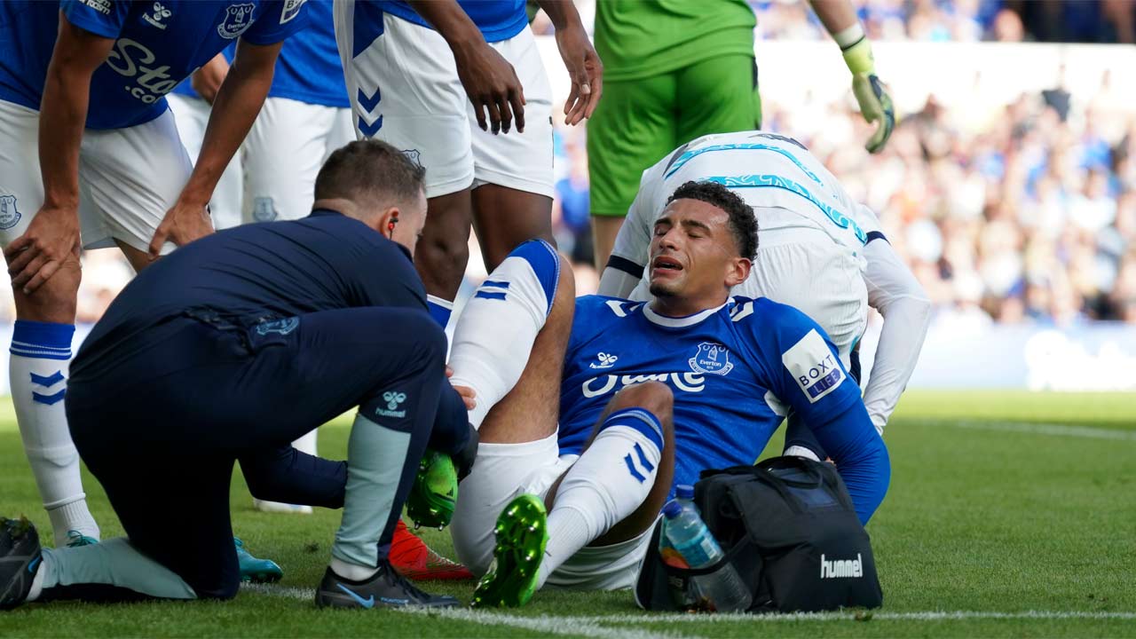 Premier League 2022-23: Everton's Ben Godfrey out for three months after surgery for leg fracture