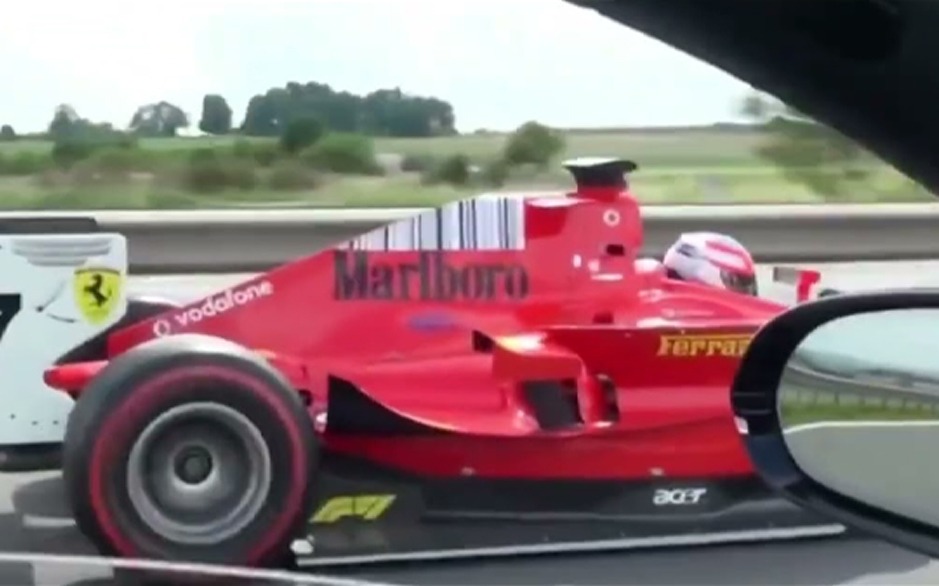 Formula 1: Çek Cumhuriyeti otoyolunda ESKİ Ferrari GP aracı GÖRÜNDÜ olarak tuhaf an - Videoyu Kontrol Et