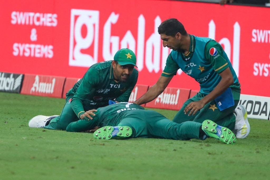 SL vs PAK LIVE: Yet another fielding BLUNDER from Pakistan, Asif Ali & Shadab Khan COLLIDE trying to take Bhanuka Rajapaksa's catch, Watch Video