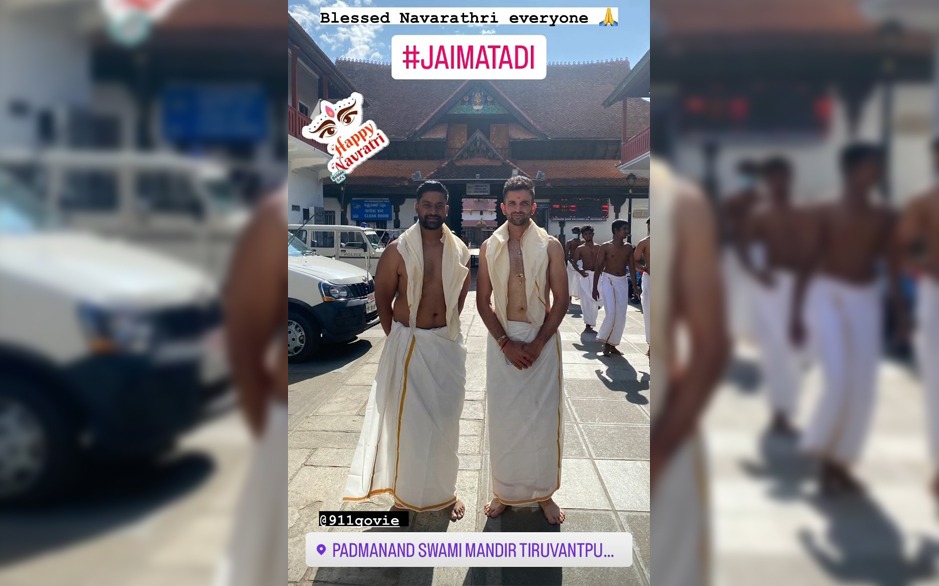 ind-vs-sa-watch-south-african-spinner-keshav-maharaj-visit-to-sri-padmanabha-mandir-in-trivandrum-dons-traditional-attire-check-out