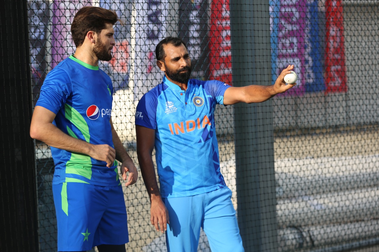India vs Pakistan: Mohammad Shami, Shaheen Afridi train together before injury return, Pakistani speedster takes advice from Indian veteran ahead of ICC T20 World Cup clash - WATCH video