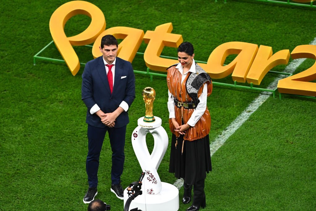 Argentina vs Francia en vivo, Deepika Padukone presenta el trofeo WC de la FIFA, Iker Casillas, Deepika Padukone, Argentina vs Francia, final de la Copa Mundial de la FIFA