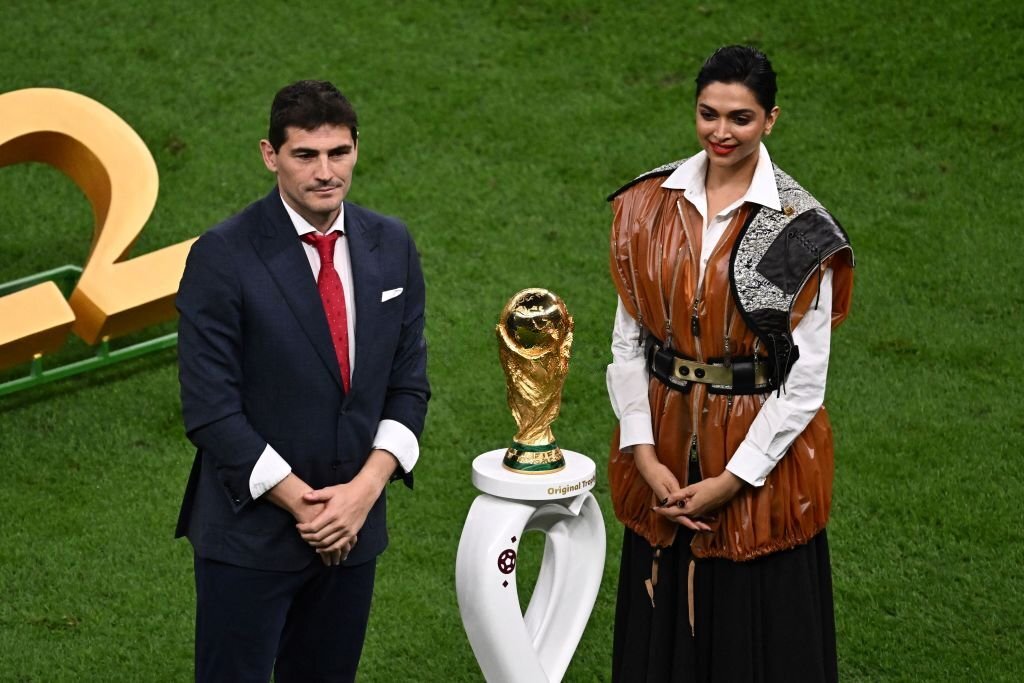 Argentina vs Francia en vivo, Deepika Padukone presenta el trofeo WC de la FIFA, Iker Casillas, Deepika Padukone, Argentina vs Francia, final de la Copa Mundial de la FIFA