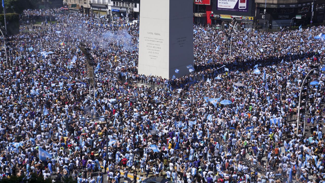Penggemar Argentina menjadi LIAR dalam perayaan di Buenos Aires, Rosario saat Lionel Messi meniru Diego Maradona dengan FIFA WC, Periksa foto