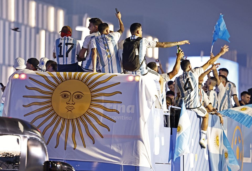 Parade Trofi Argentina: Para pendukung Argentina dengan sabar MENUNGGU kembalinya skuad WC Argentina ke Buenos Aires