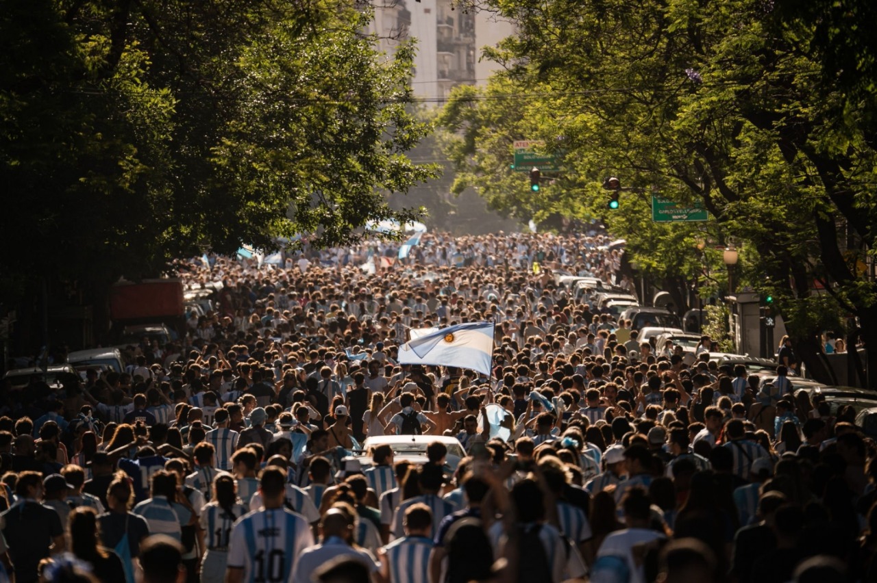 Défilé du Trophée d’Argentine : les supporters argentins ATTENDENT patiemment le retour de l’équipe argentine du Championnat du monde à Buenos Aires