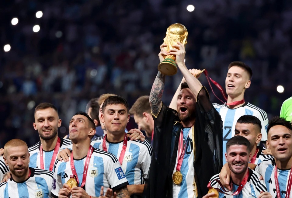 Lionel Messi WC Bisht: Pengacara Oman menawarkan  Juta untuk bisht yang dikenakan oleh Lionel Messi sambil menawarkan Piala Piala Dunia FIFA: Lihat OUT