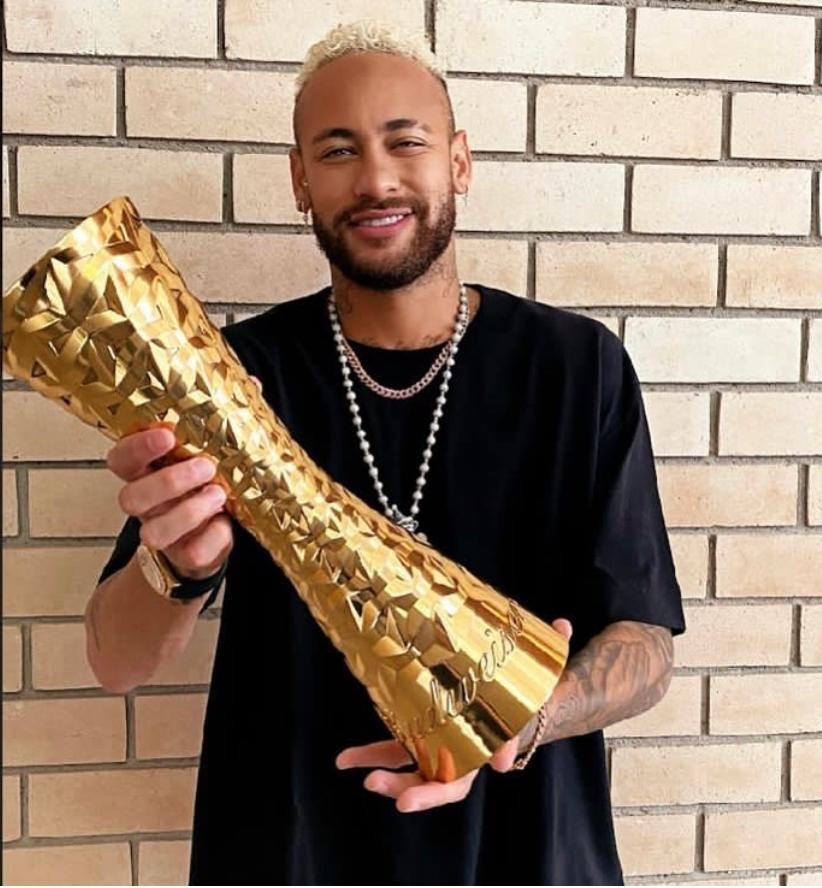 Budweiser MENGHORMATI Pele dengan Judul Khusus, Neymar Jr menerima penghargaan