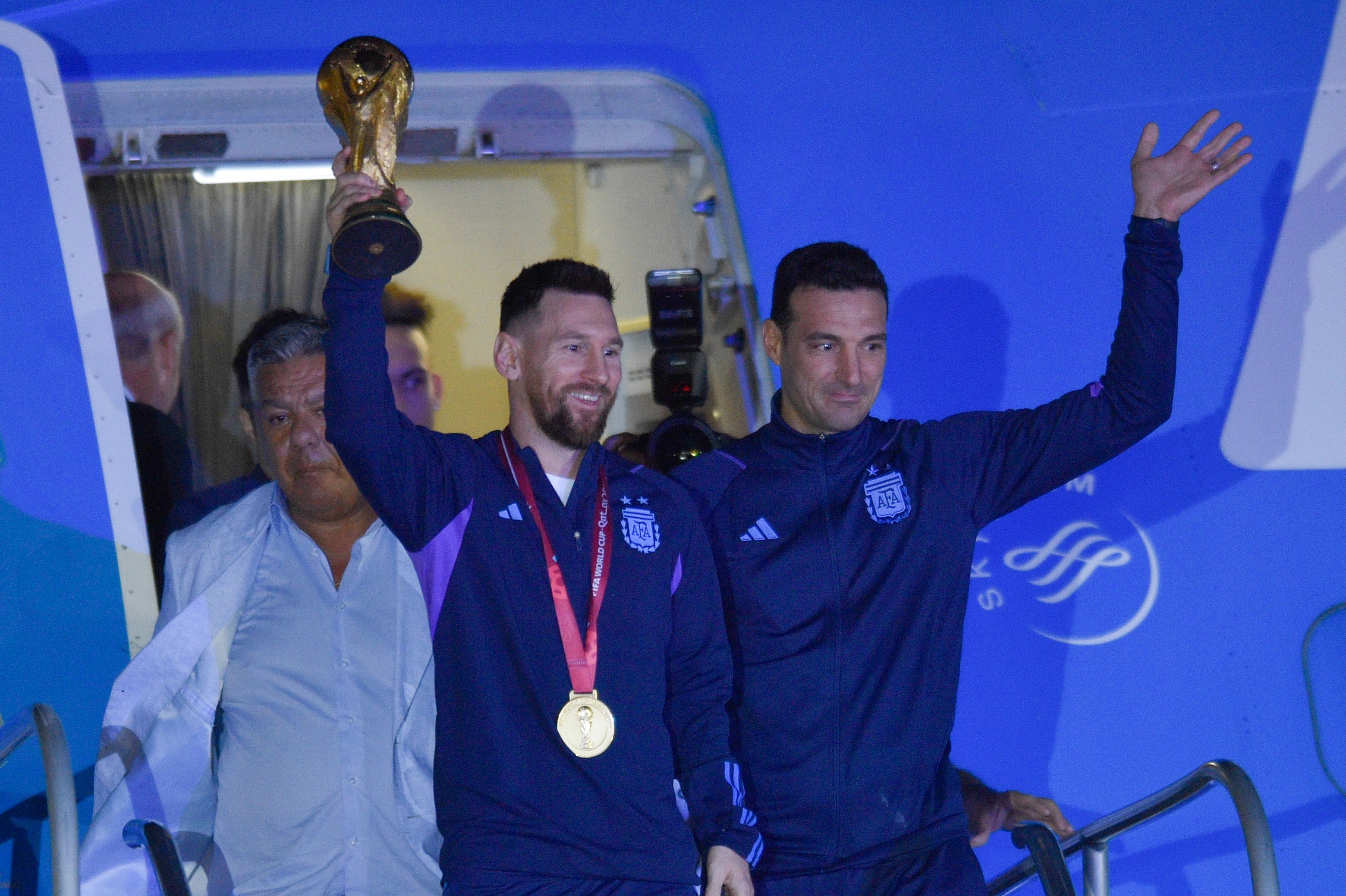 Messi Rosario Celebration: Little boy from Rosario returns HOME with GOD's stature, Thousands of fans welcome Lionel Messi at home following FIFA World Cup triumph -WATCH video