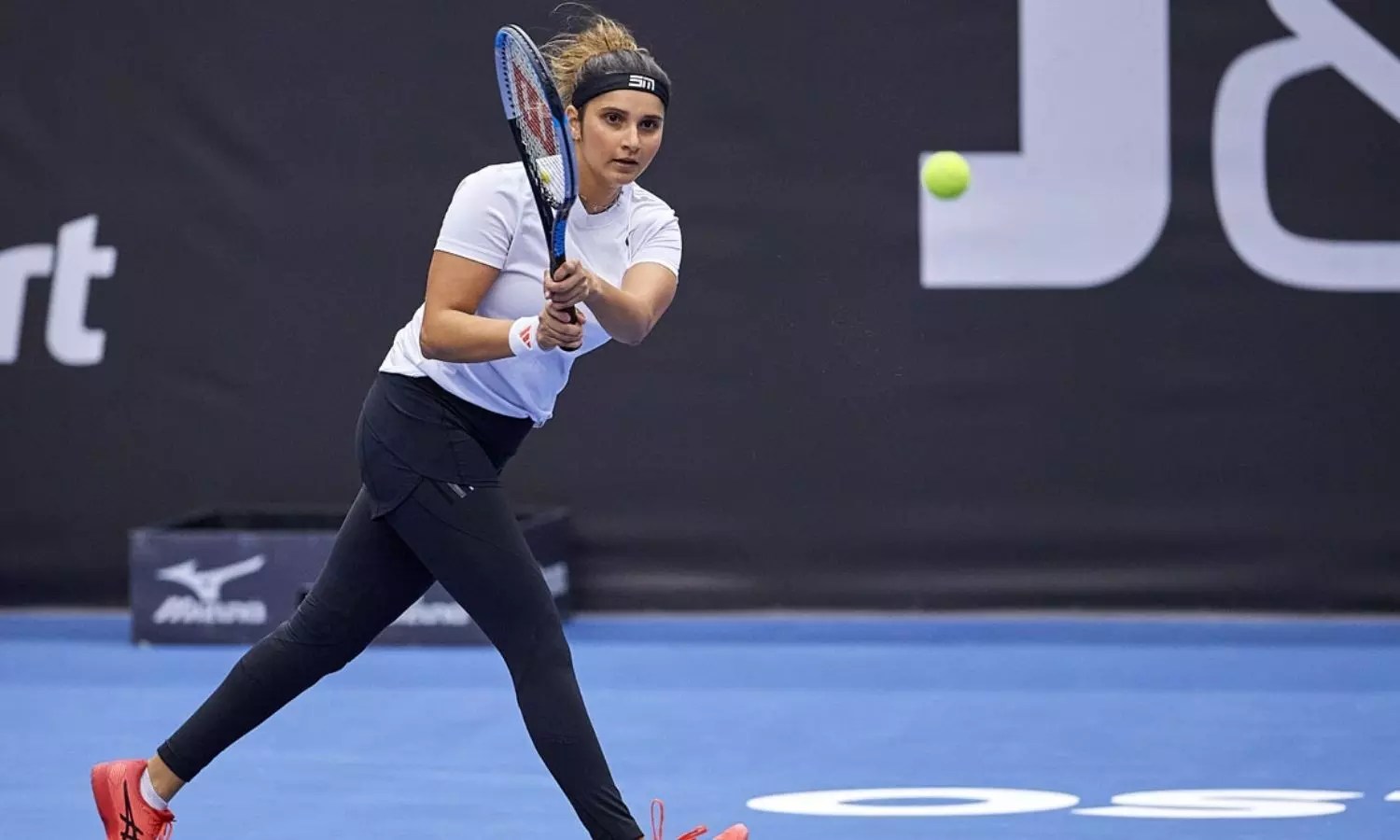 Sania Mirza Retirement: Indian tennis star hints at 'new beginning' in  emotional FAREWELL message amid divorce rumours, Check OUT