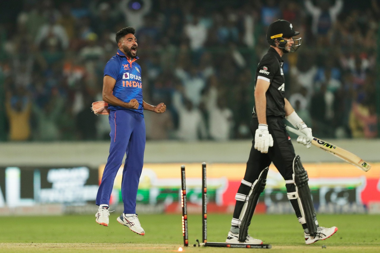 Rohit Sharma mengakui bowling LACKLUSTER meski Siraj-Kuldeep menunjukkan kemenangan 12 run di ODI pertama, Lihat