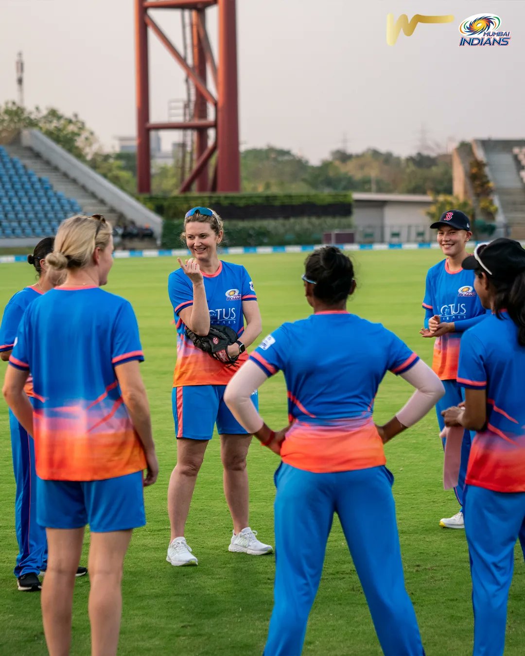 ‘Itu yang dipakai Pahlawan Super’ TONTON saat orang-orang Indian Mumbai mengungkapkan jersey pertama yang bersejarah untuk Liga Utama Wanita 2023