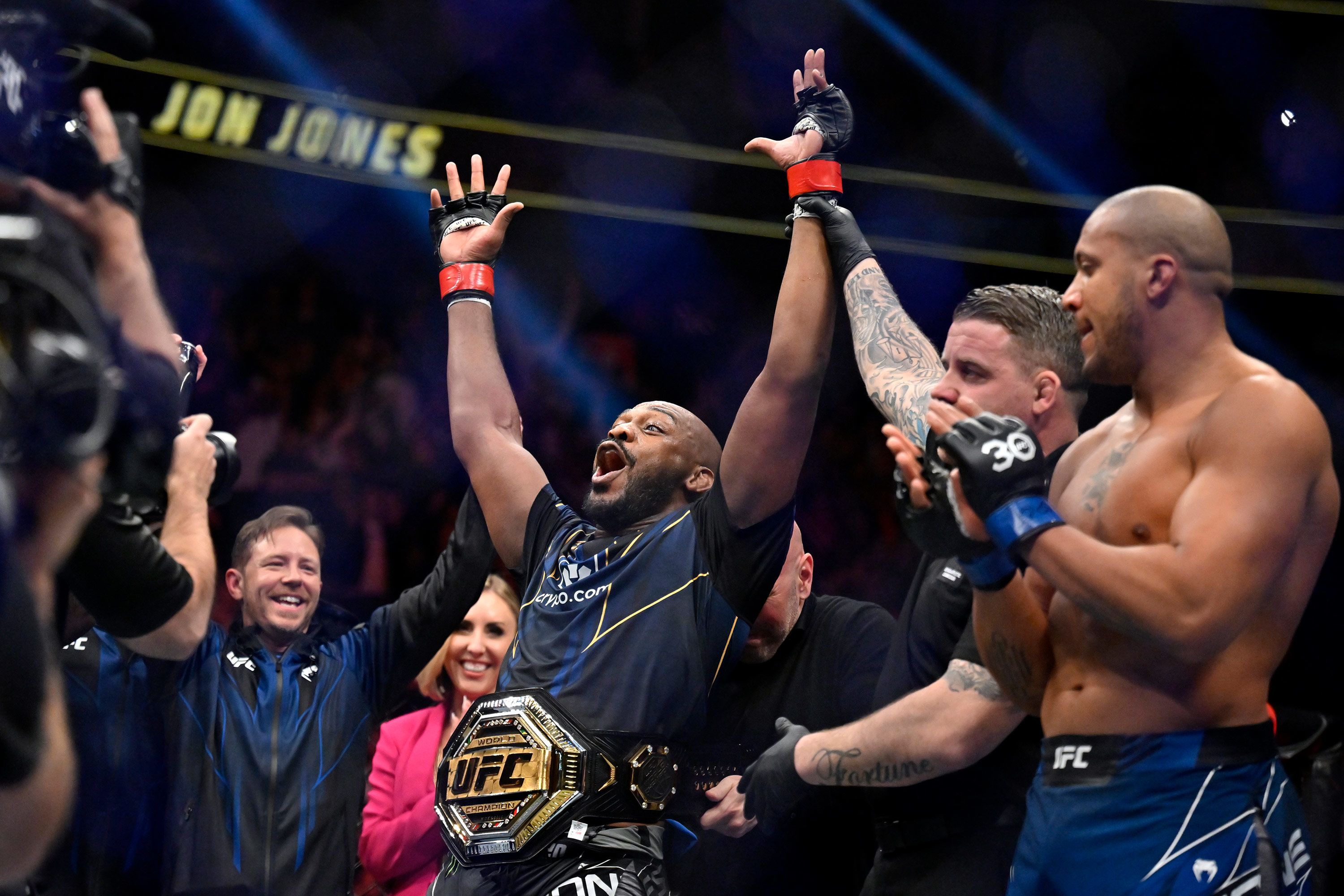 Ahli teori MMA membenarkan Khabib Nurmagomedov sebagai juara UFC yang lebih hebat dari Jon Jones.  Inilah Caranya