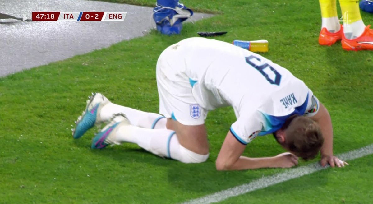 Harry Kane 'Trying to escape Daniel Levy’s dungeon', Fans laugh it up as Injured Kane crawls back onto pitch against Italy, WATCH Video
