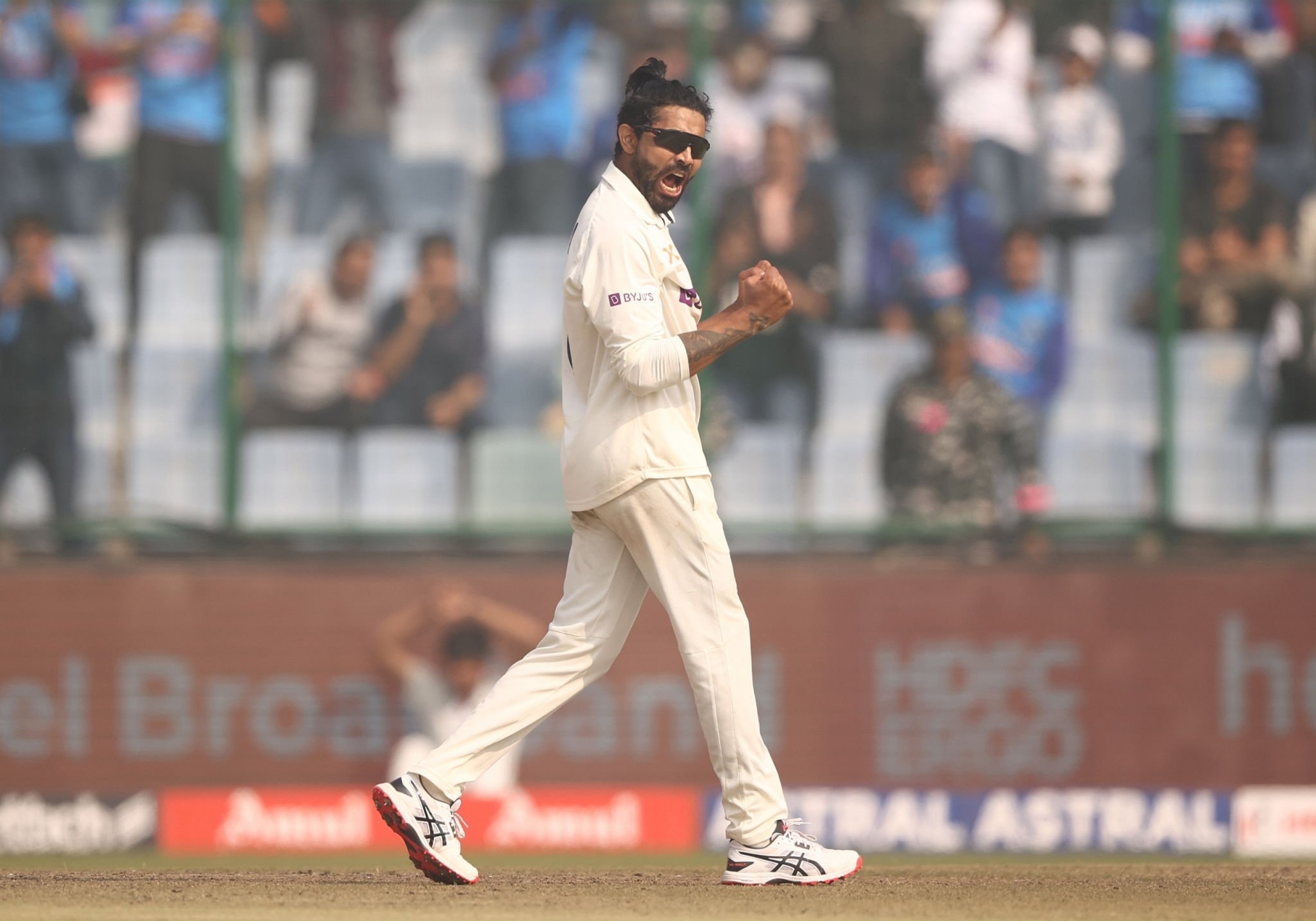 Ravindra Jadeja menjadi pemain India kedua yang mengambil 500 gawang, mencetak 5.000 lari di kriket internasional