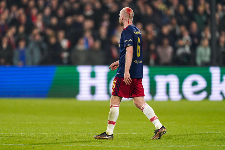 Feyenoord vs Ajax Chaos: Penonton Feyenoord yang pahit melempar OBJEK ke Davy Klaassen, gelandang Ajax dibiarkan berlumuran darah saat para pemain meninggalkan lapangan sebagai protes