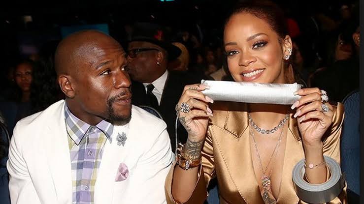 Rihanna, Floyd Mayweather'ı Bir Ödül İşlevinde Kaydettiğinde