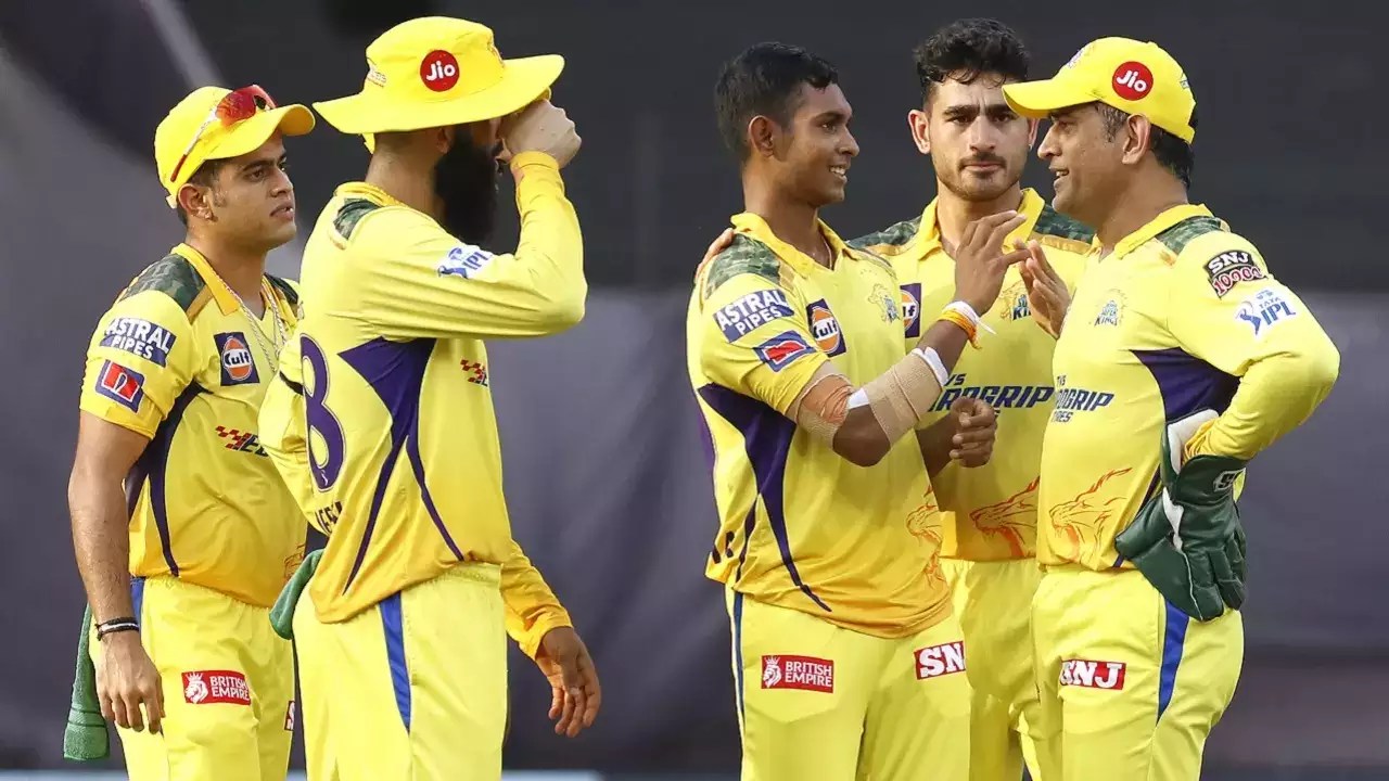 MS Dhoni, 'Malli is in safe hands...' MS Dhoni meets family of Matheesha Pathirana ahead of IPL 2023 Final, IPL Final, CSK vs GT, CSK vs MI, Chennai Super Kings, Indian Premier League 2023, IPL 2023: Matheesha Pathirana, a Sri Lankan pacer, has been nurtured this year by Chennai Super Kings and captain Mahendra Singh Dhoni (MS Dhoni) in the same manner as in previous years. The 20-year-old speedster was discovered by Dhoni early on and joined the CSK team as a result.