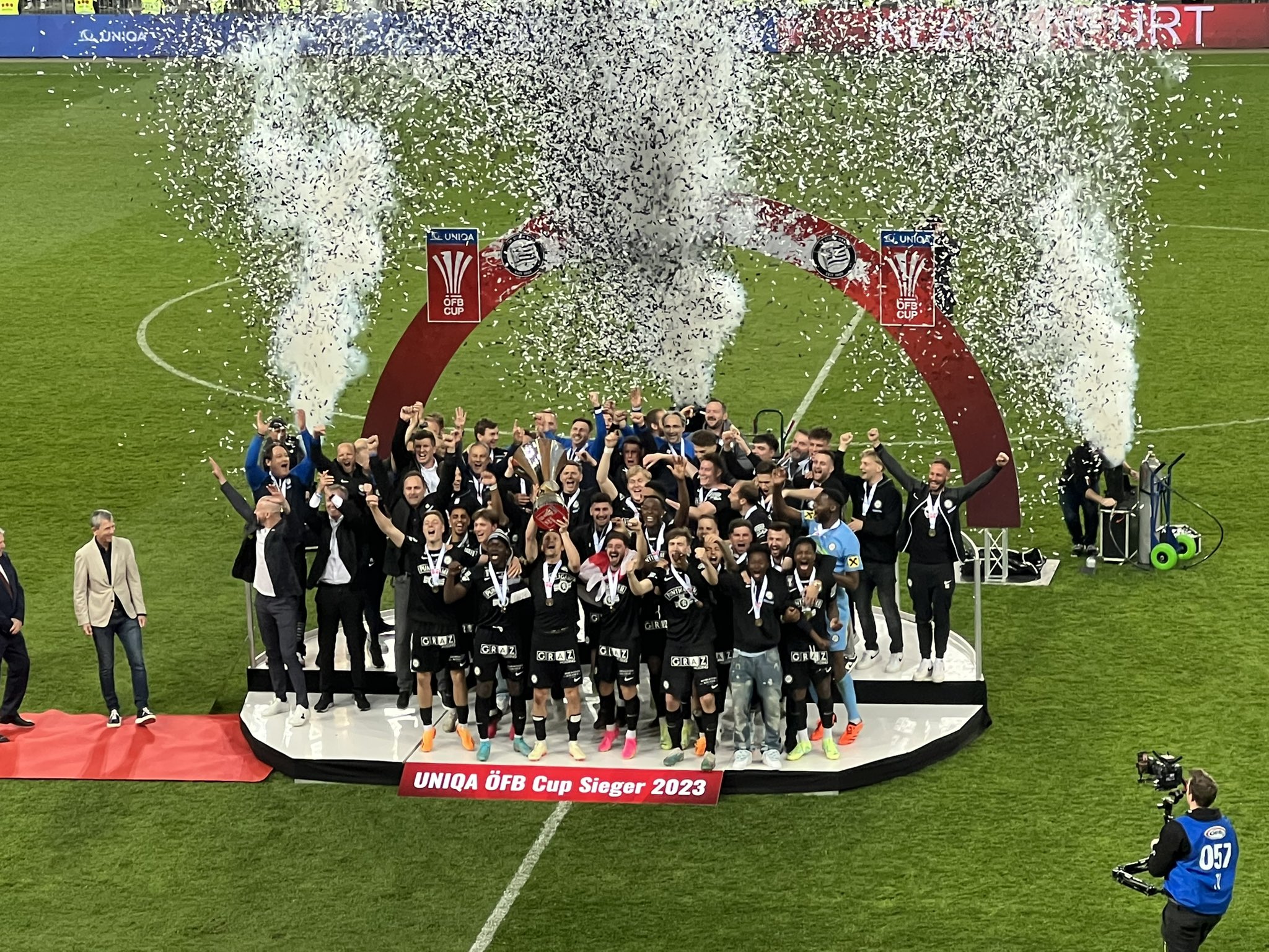 Final Piala Austria: PERHATIKAN Suporter Rapid Wien & Sturm Graz MENYALA stadion dengan suar, SCENES Indah muncul dari 28 Black Area
