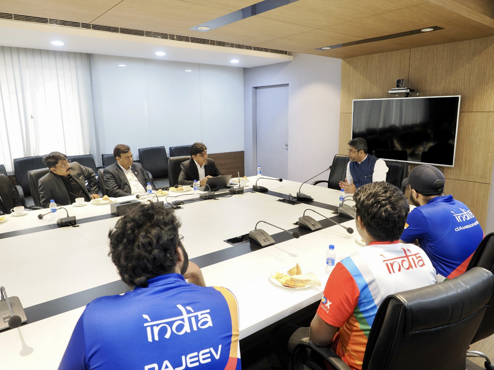 ESFI bertemu dengan IOA untuk mempersembahkan Kit Pelatihan untuk Asian Games ke-19 kepada Kontingen Esports India