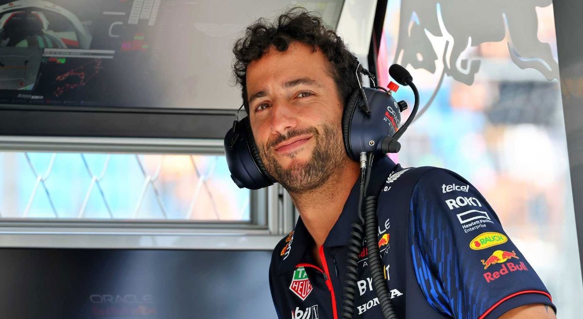 Lewis Hamilton đã cảnh báo về việc "Đùa với lửa" khi Daniel Ricciardo thu hẹp khoảng cách với chiếc ghế F1 của Red Bull