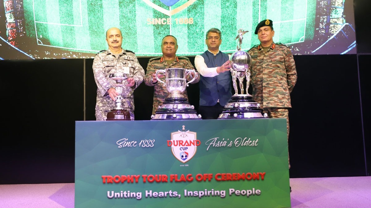 Trưởng phòng Dịch vụ & Kalyan Chaubey, Chủ tịch Liên đoàn Bóng đá Toàn Ấn Độ (AIFF), đã bắt đầu "Chuyến du đấu Cúp" của phiên bản thứ 132 của Durand Cup.