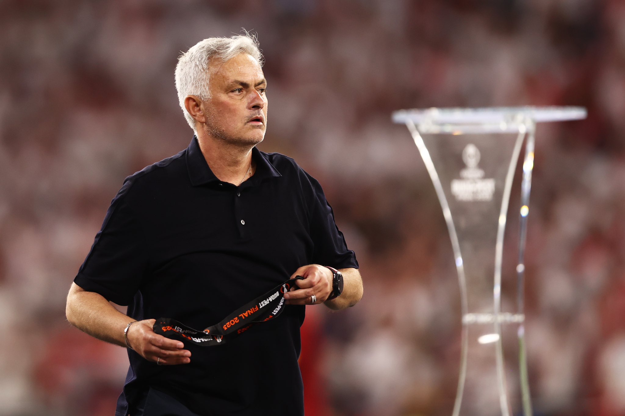 Sau trận thua AS Roma ở chung kết Europa League, Jose Mourinho đã có những lời lẽ xúc phạm trọng tài Anthony Taylor