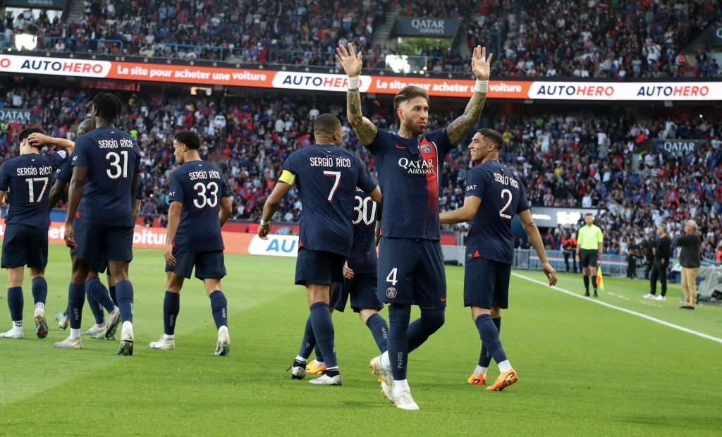 Sergio Ramos mở tỷ số cho PSG trong trận cuối cùng của anh cho Paris Saint Germain, nhưng hậu vệ này vẫn chưa quyết định về tương lai của mình