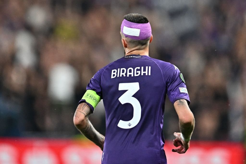 Cristiano Biraghi của Fiorentina đã bị trúng tên lửa trong trận Chung kết UEFA Conference League với West Ham, dẫn đến chấn thương đầu nghiêm trọng