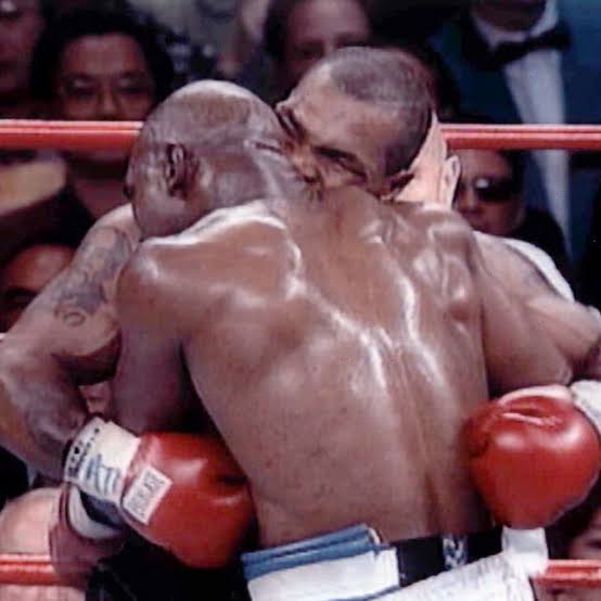 27 năm sau khi cắn vào tai của Evander Holyfield, Mike Tyson tuyên bố rằng anh ta vẫn được trả tiền từ trận đấu cắn 'xứng đáng' đó