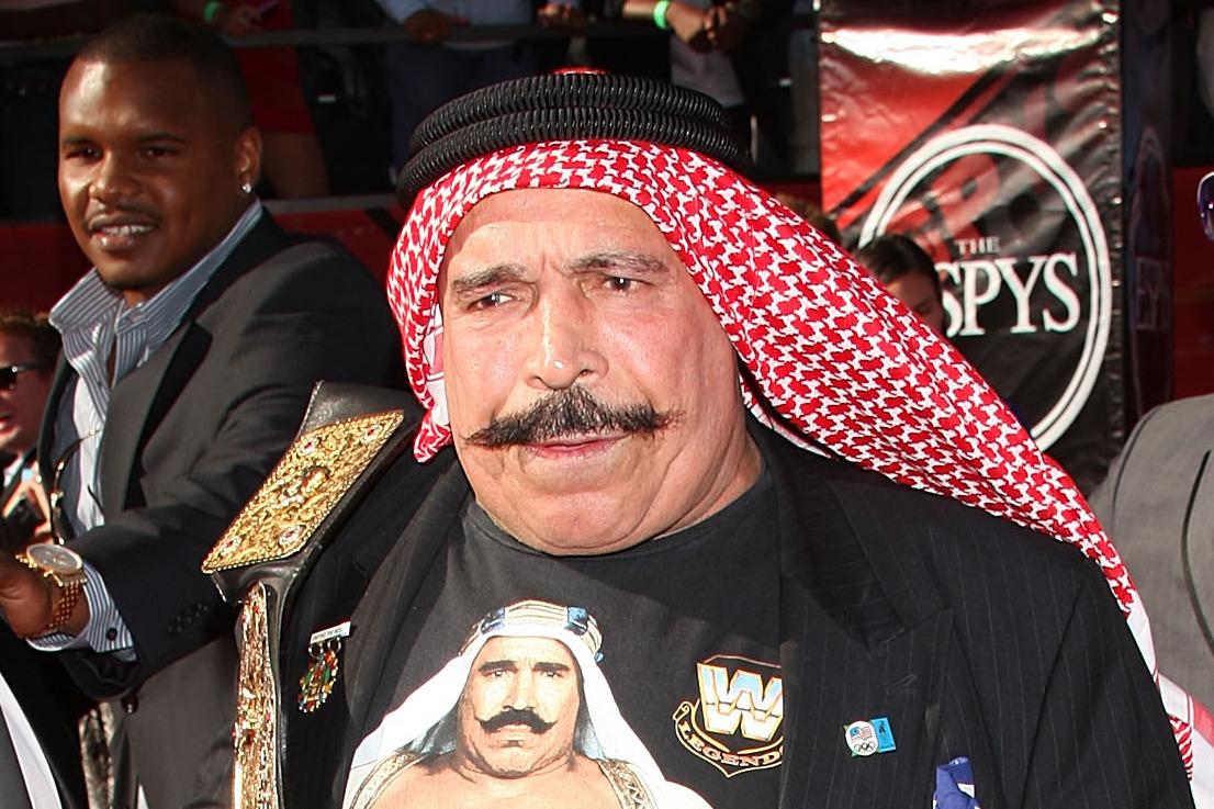 The Iron Sheik Dies: Các siêu sao WWE phản ứng với cái chết bi thảm của WWE Hall of Famer