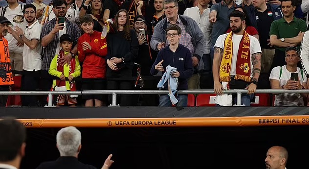 Jose Mourinho ném huy chương UEFA Europa League cho CĐV trên khán đài, Mourinho còn chỉ trích trọng tài sau trận và tương lai treo lơ lửng