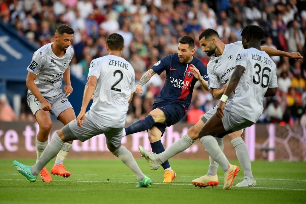 Twitter đã phản ứng khi Lionel Messi chơi trận cuối cùng cho PSG trước Clermont.  Lionel Messi sẽ rời Paris Saint-Germain sau 2 năm