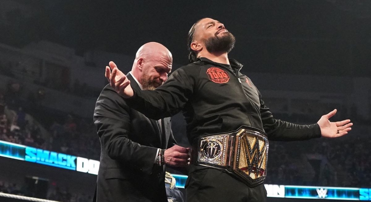 WWE SmackDown: Tại sao Triple H giới thiệu Roman Reigns với WWE Undisputed Universal Championship mới?