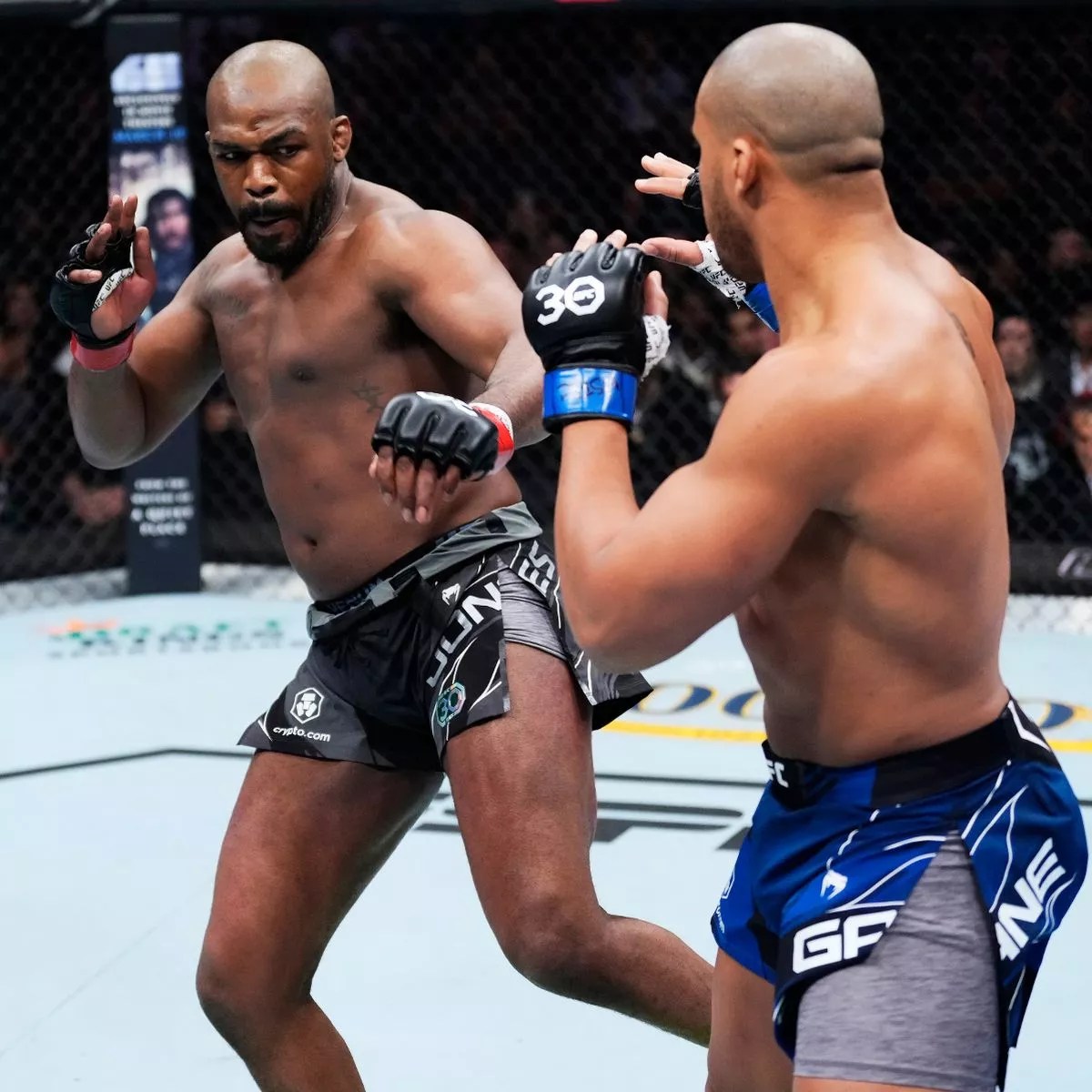 MMA Hayranları, Jon Jones'u UFC'deki Ağır Siklet Üstünlüğünü Gösterdiği İçin Alay Ediyor - "Francis Gane First'e Hakim Oldu"